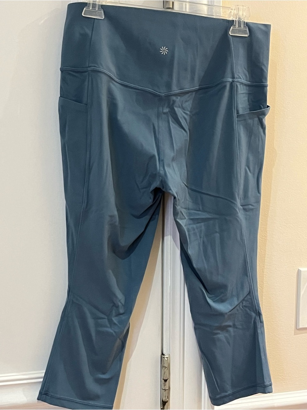 Athleta Blue Salutation Stash Pocket II Capri Leggings